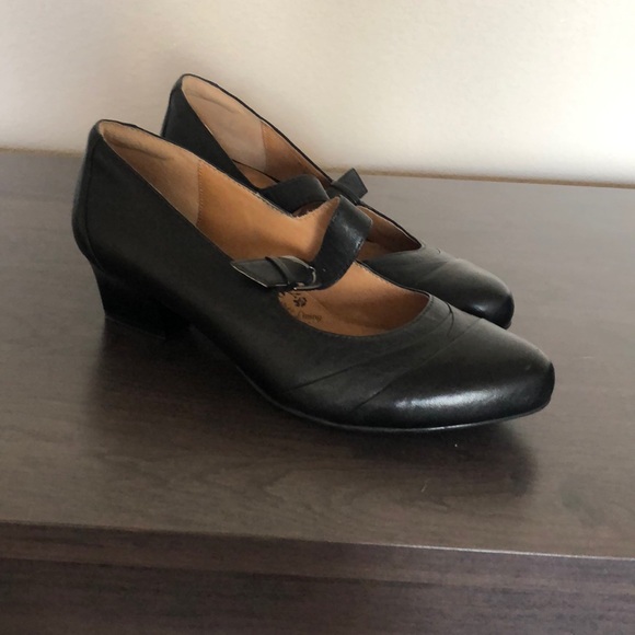 kitten heel mary jane shoes